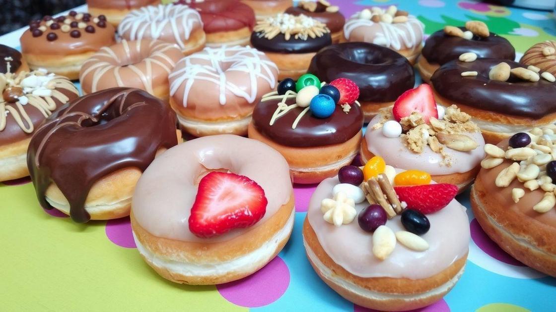 Coberturas e recheios criativos para doughnuts